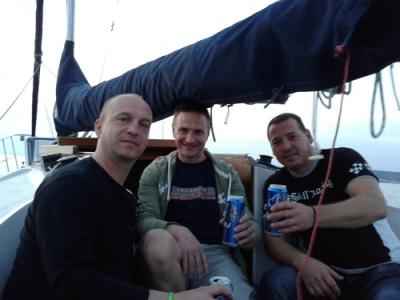 Posadka zbrana ob welcome drinku