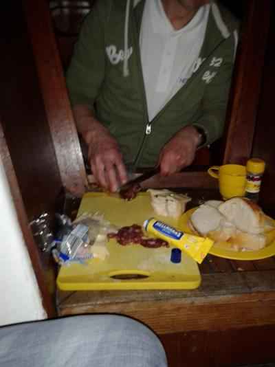 Domača salama, naluknjan sir ter sveži kruh