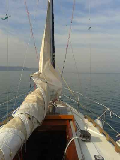 Glavno jadro v pripravi na veter