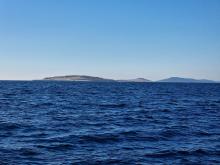 Otoka Srakane in Unije v ozadju