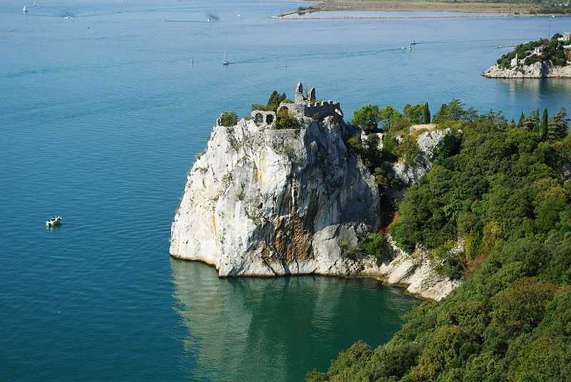 Ruševine starega Devinskega gradu