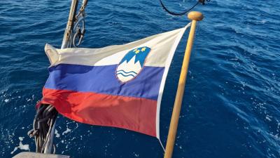 Ponosno vihra naša zastava