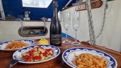 Zasluženo kosilo ob koncu jadranja