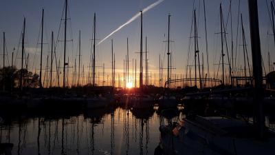 sončni zahod v marini