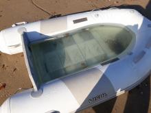 Čolniček poln vode