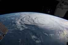 Tropski ciklon pogled iz vesolja